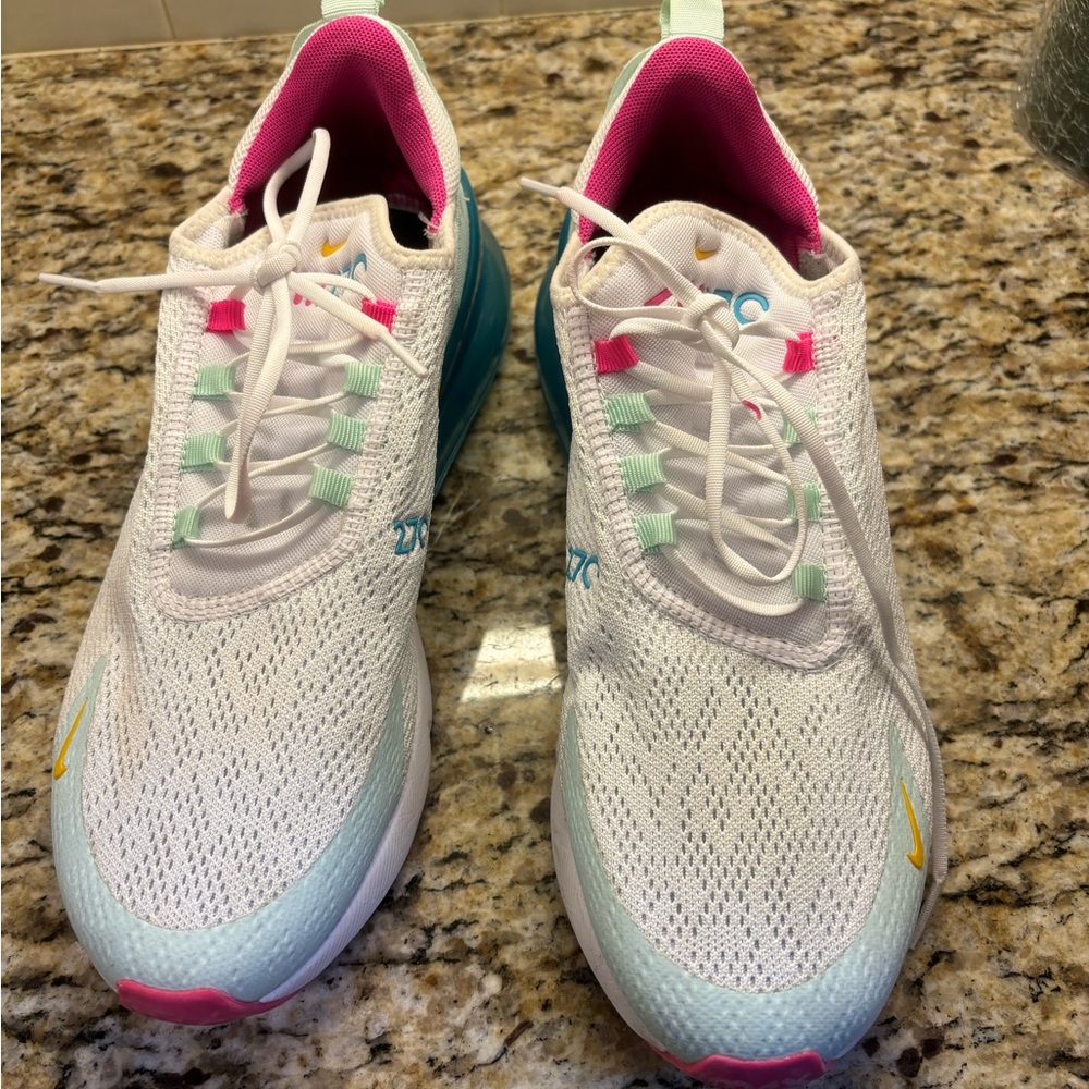 Excellent condition Nike 270